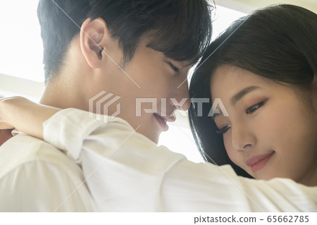 Lifestyle, man and woman, newlyweds 65662785