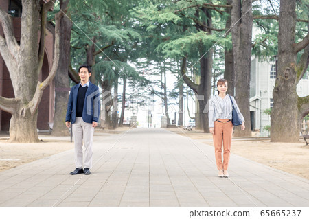 商人和女商人採取社交距離 商人和女商人採取社交距離 65665237
