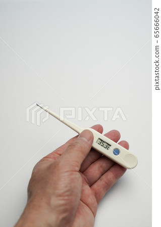 中年男子體溫測量 中年男子體溫測量 65666042
