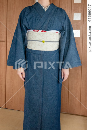 女人穿著靛藍色牛仔和服的前視圖 女人穿著靛藍色牛仔和服的前視圖 65666047