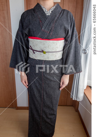 女人穿著黑色牛仔和服的前視圖 65666048