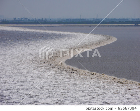 Major reflux of Hangzhou Qiantang River 65667394