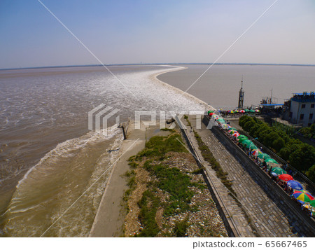 Major reflux of Hangzhou Qiantang River 65667465