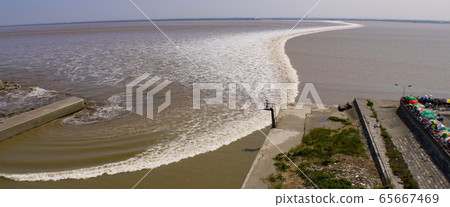 Major reflux of Hangzhou Qiantang River 65667469