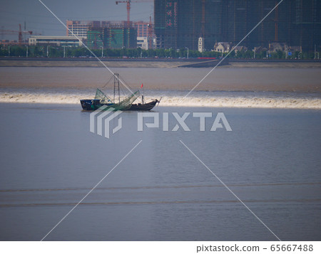 Major reflux of Hangzhou Qiantang River Major reflux of Hangzhou Qiantang River 65667488