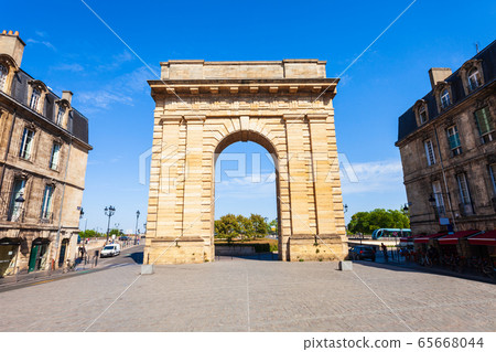 La porte Cailhau Gate, Bordeaux 65668044