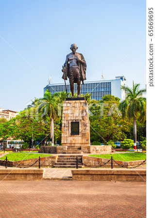 Mahatma Gandhi statue in Mumbai, India 65669695