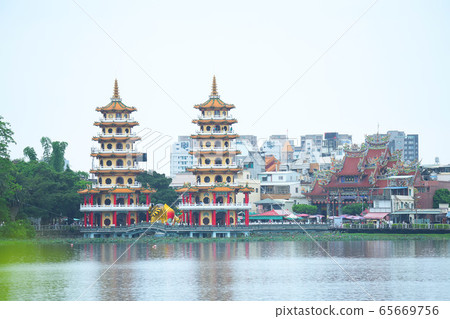 台灣高雄左營蓮池潭風景區的龍虎塔 65669756