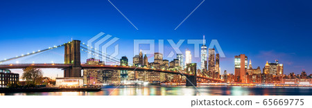 Night view of Brooklyn Bridge and New York 65669775