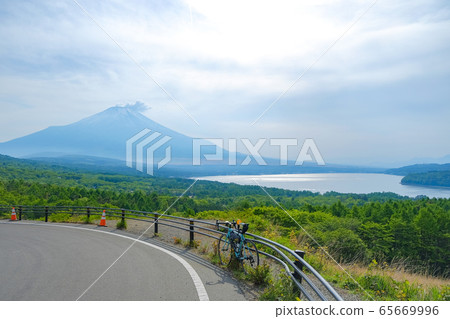 Cycling overlooking Lake Yamanaka and Mt. Fuji 65669996