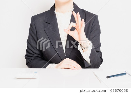A woman who poses OK 65670068