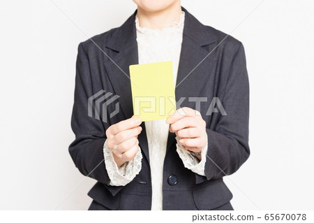 發出一張黃牌的婦女 發出一張黃牌的婦女 65670078