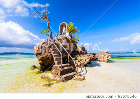 Willys Rock island at Boracay beach 65670146