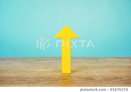 上升箭頭 65670259