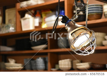 在一家酒吧 在一家酒吧 65670516