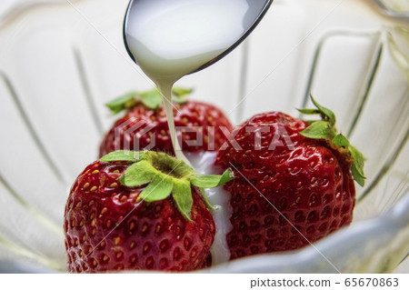 草莓與煉乳的玻璃容器中 草莓與煉乳的玻璃容器中 65670863