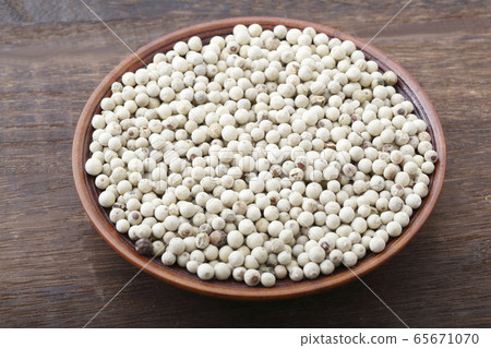 White pepper grain 65671070