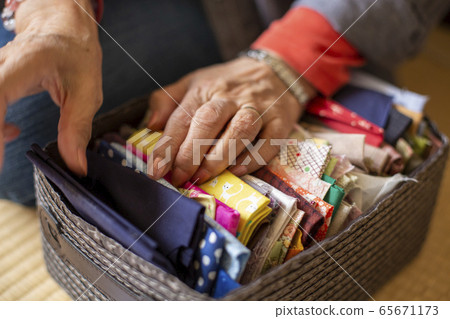 An old man organizing scraps An old man organizing scraps 65671173