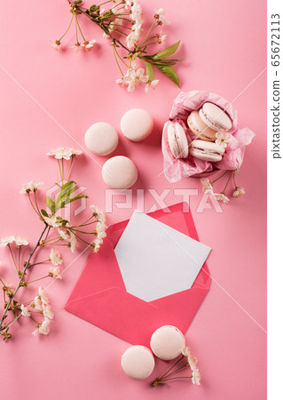 Roze macaroons in gift box and Cherry blossoms 65672113