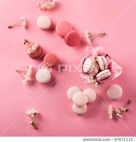 Roze macaroons in gift box and Cherry blossoms 65672118