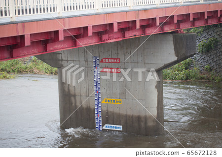 Water level gauge displayed on the pier 65672128