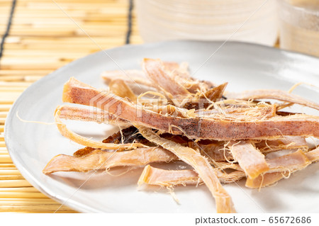 It's a hit. In the back of the photo is a glass sake bottle. Image of summer sake and cold sake snacks. It's a hit. In the back of the photo is a glass sake bottle. Image of summer sake and cold sake snacks. 65672686