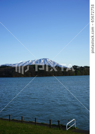 Lake Gosho in the early morning Lake Gosho in the early morning 65672758