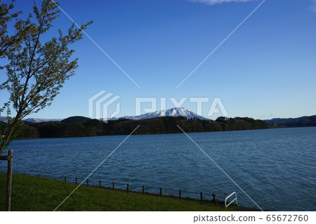 Lake Gosho in the early morning Lake Gosho in the early morning 65672760