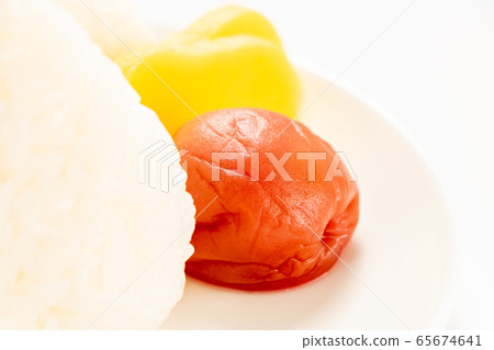Umeboshi served with rice balls. You can also see pickled pickles in the back. 65674641