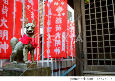Fox and mausoleum of Inari Shrine Fox and mausoleum of Inari Shrine 65675907