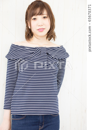 Off shoulder women 65678371