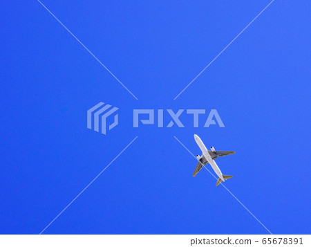飛機藍天低空飛行夏季暑假旅行假期 飛機藍天低空飛行夏季暑假旅行假期 65678391