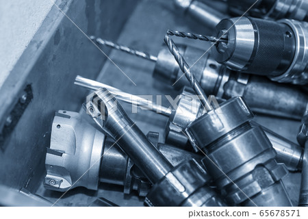 The various type of cutting tool. 65678571