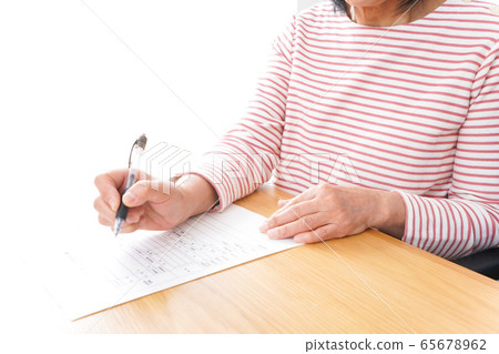申請設備服務的老年人 申請設備服務的老年人 65678962
