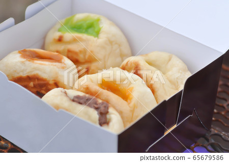 bun, bread or butter bread 65679586