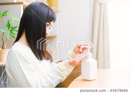 用酒精，手噴霧劑，複製空間消毒的女人 65679680