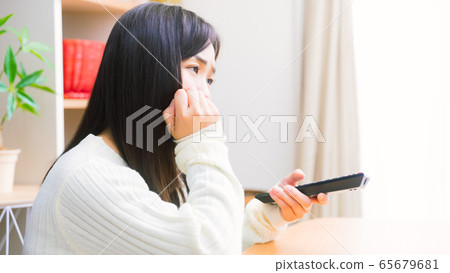 女人看電視情感複製空間16：9 65679681