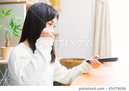 女人看電視,複製空間 女人看電視,複製空間 65679686