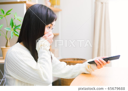 一個女人看電視複製空間,壓制嘴巴 一個女人看電視複製空間,壓制嘴巴 65679688