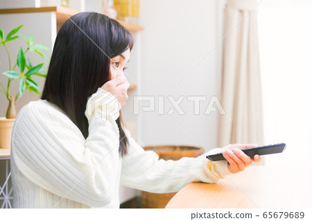 A woman watching TV Copy space that suppresses the mouth A woman watching TV Copy space that suppresses the mouth 65679689