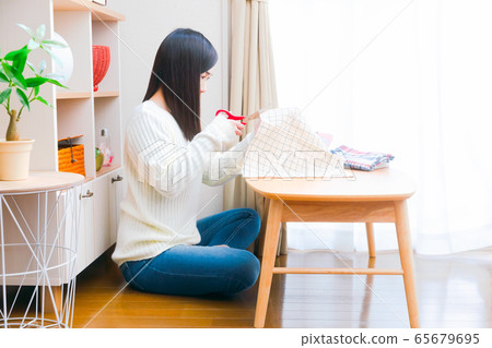 女人剪一塊布複製空間 女人剪一塊布複製空間 65679695