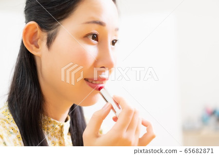 女人塗口紅和化妝 女人塗口紅和化妝 65682871