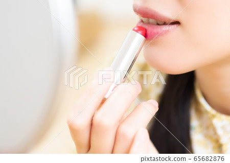 女人塗口紅和化妝 女人塗口紅和化妝 65682876