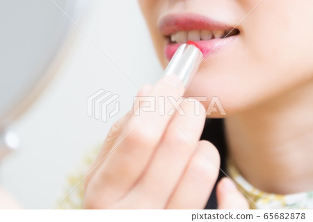 女人塗口紅和化妝 女人塗口紅和化妝 65682878