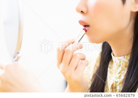 女人塗口紅和化妝 女人塗口紅和化妝 65682879
