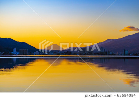 Sunrise and Mt. Fuji seen from Lake Suwa [Nagano Prefecture] 65684084
