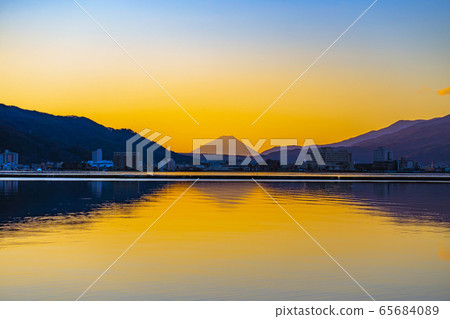 Sunrise and Mt. Fuji seen from Lake Suwa [Nagano Prefecture] 65684089