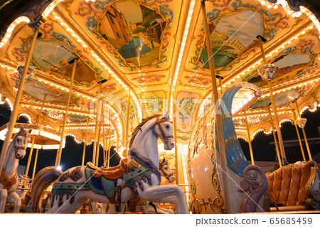 夜遊樂園照亮了旋轉木馬 夜遊樂園照亮了旋轉木馬 65685459