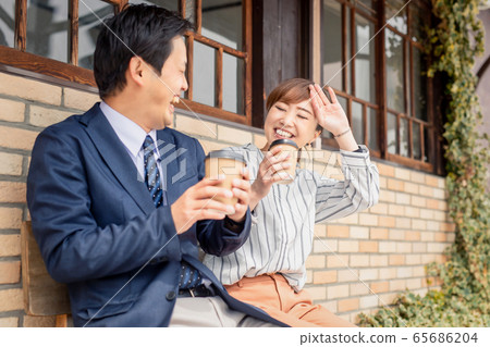 Male and female to chat 65686204