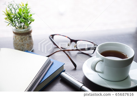 辦公桌工作時茶歇的形象 辦公桌工作時茶歇的形象 65687616